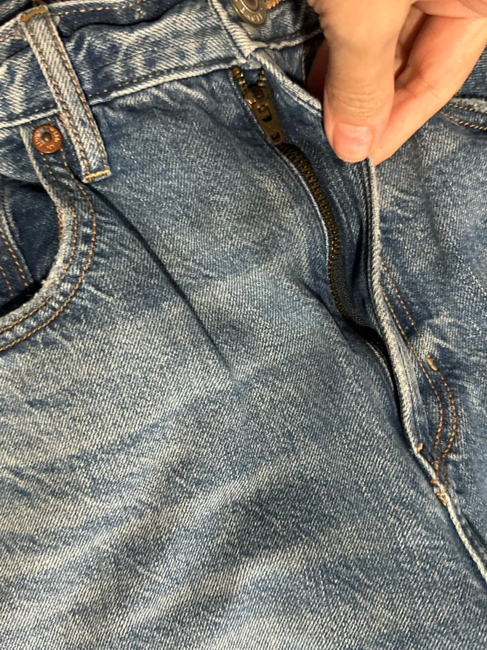 American Eagle Outfitters Ripped Relaxed Jeans 8 Short - Picture 5 of 6